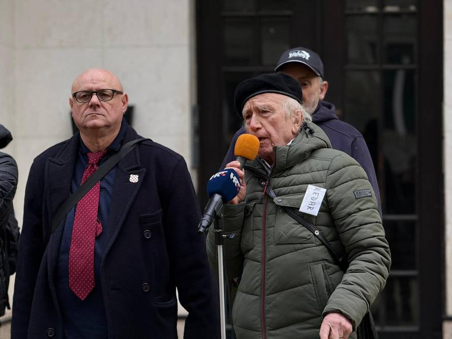 FOTO Keleminec i desničari pred stanom Mrak Taritaš. Puštali su Thompsona, susjedi ih polijevali
