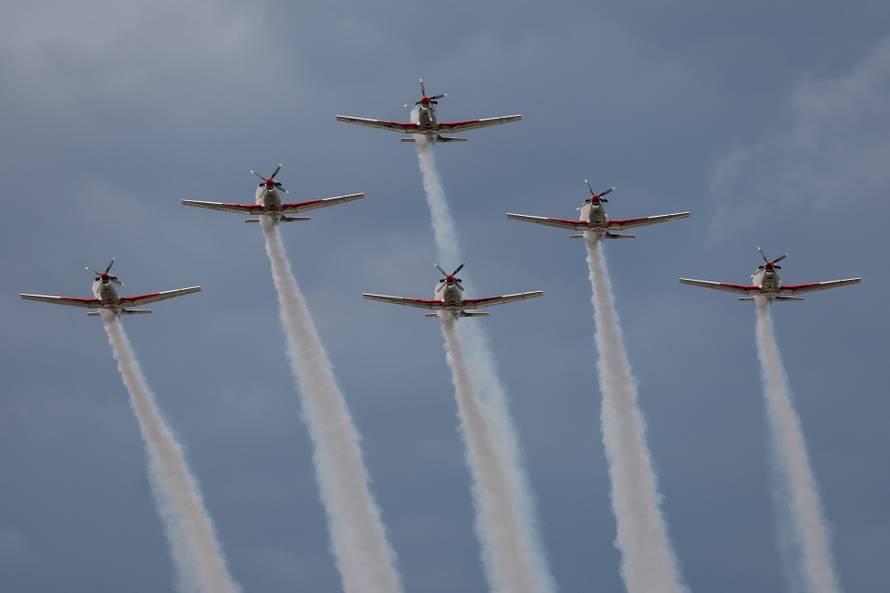 Zagreb: Prelet helikoptera i zrakoplova  tijekom svečanog obilježavanja 30. obljetnice VRO Oluja