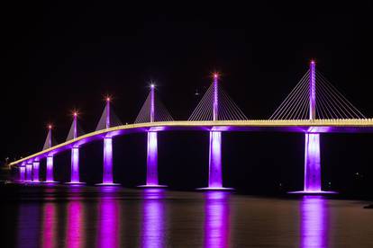 Pelješki most osvijetljen ljubičasto povodom Međunarodog dana svjesnosti o prijevremenom rođenju