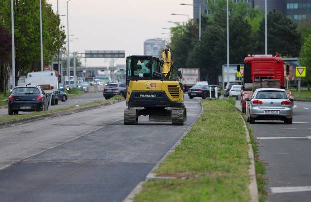 Zagreb: Po&ccaron;elo asfaltiranje podvo&zcaron;njaka pored Vjesnikovog nebodara