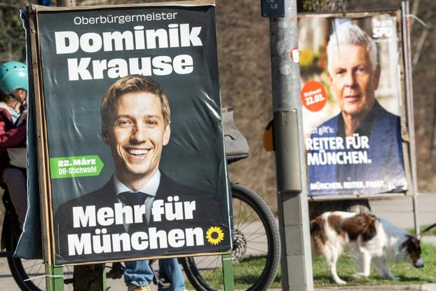 Wahlplakate Dominik Krause, OB-Kandidat der M&uuml;nchner Gr&uuml;nen, Dieter Reiter, Oberb&uuml;rgermeister, SPD, Stichwahl am 22. M&auml;rz,  M&uuml;nchen, 19. M&auml;rz 2026