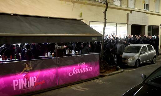 VIDEO Moment kad maskirani tipovi stižu pred Srpski centar u Zagrebu: Ulice bile pune policije