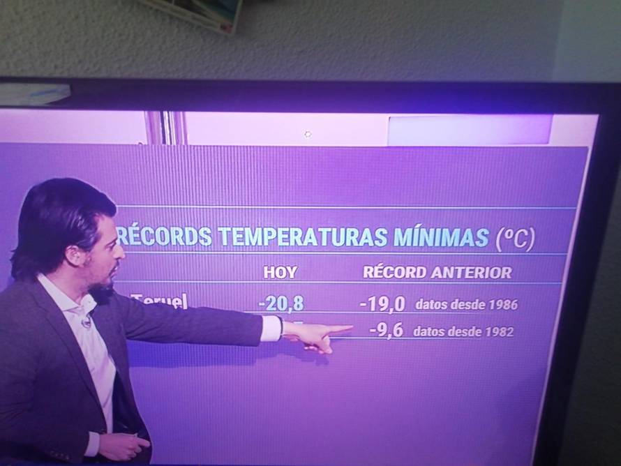 Snježni kaos u Španjolskoj: Kamioni s hranom uspjeli su se probiti do zaleđenoga grada