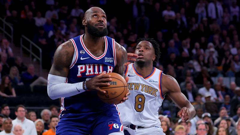 VIDEO LeBron je u debiju srušio prvaka i zakačio se s publikom: 'Čovječe, koji ku..c to govoriš?!'
