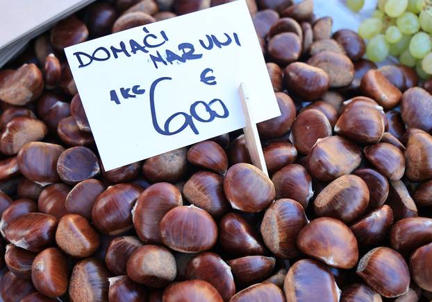 Zagreb: Na Dolac stigli prvi ovogodišnji kesteni, cijene su od 5 do 7 eura