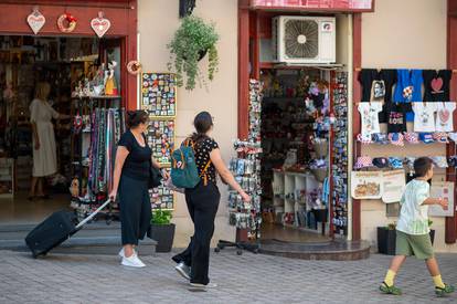 FOTO Zagreb pun turista, ne smetaju im ni paklene vrućine