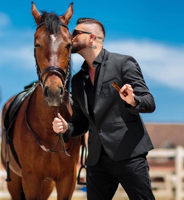 FOTO Bičuj, bičuj me... Kako je još uvijek 'običan dečko iz kraja' postao i provokativni MC Stojan