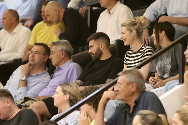 Split: Marko Livaja u društvu supruge na košarkaškoj utakmici Split  - Zadar