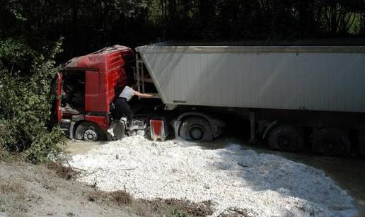 Prometuje se jednim trakom: Iz kamiona na cestu ispala žbuka