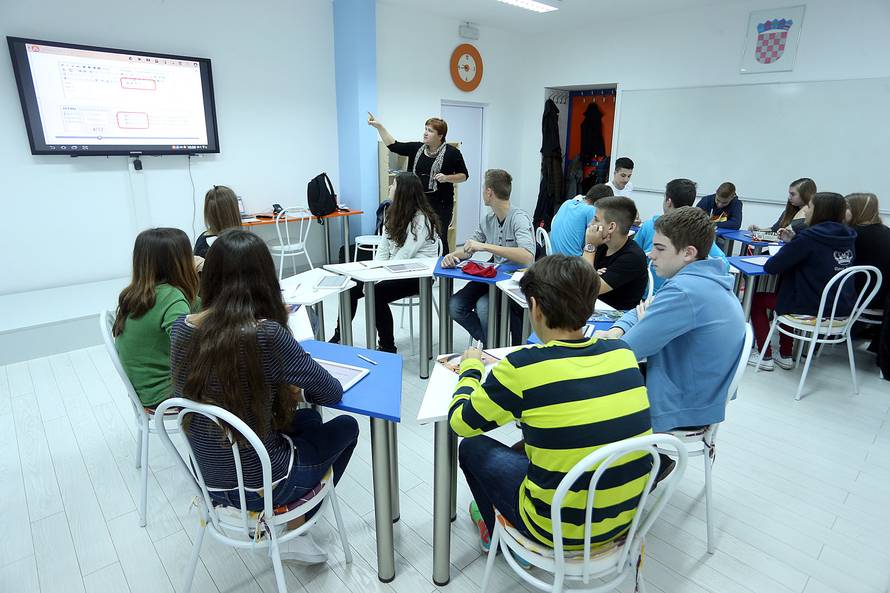 Informatika je izborni predmet pa ju imamo tek 7. i 8. sat...