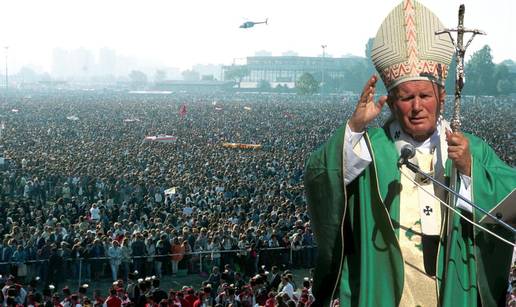 FOTO Na Hipodromu papu Ivana Pavla II dočekalo milijun ljudi:  Poljubio je hrvatsku zemlju...