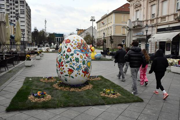 Slavonski Brod: Središnji gradski trg ukrašen velikim pisanicama