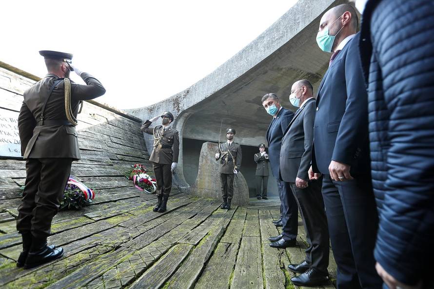 Premijer Plenković sa suradnicim položio vijence povodom 76. obljetnice Jasenovca