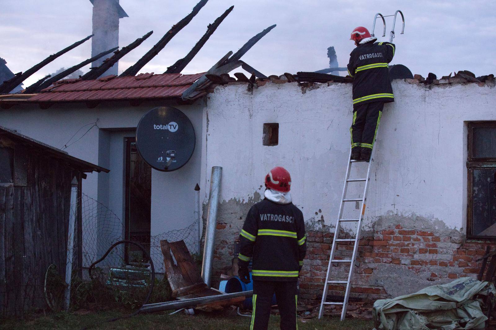 Planula je kuća kod Osijeka: Gašenje požara je u tijeku