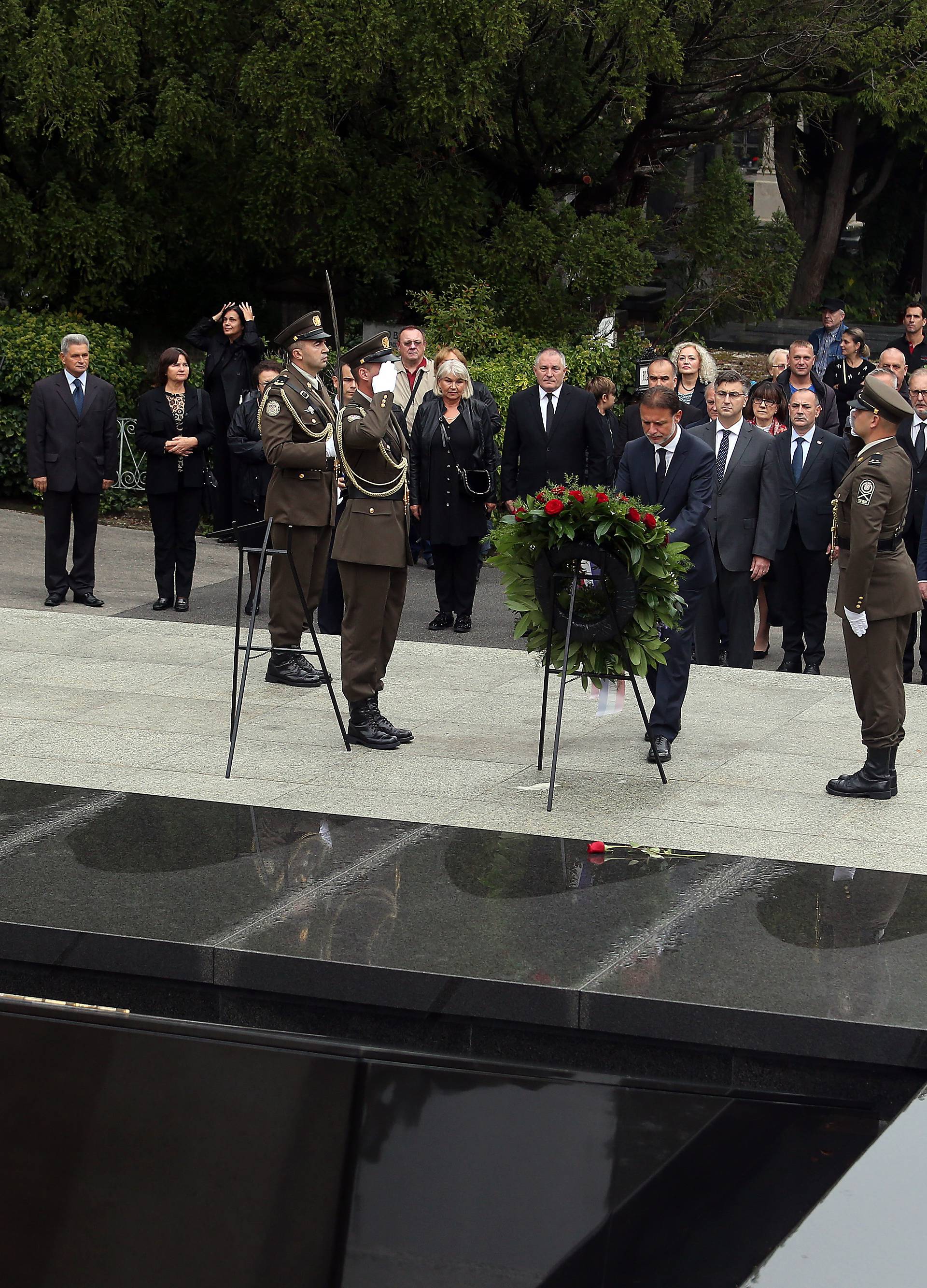 Vlada RH na Mirogoju poloÅ¾ila vijence povodom Dana neovisnosti