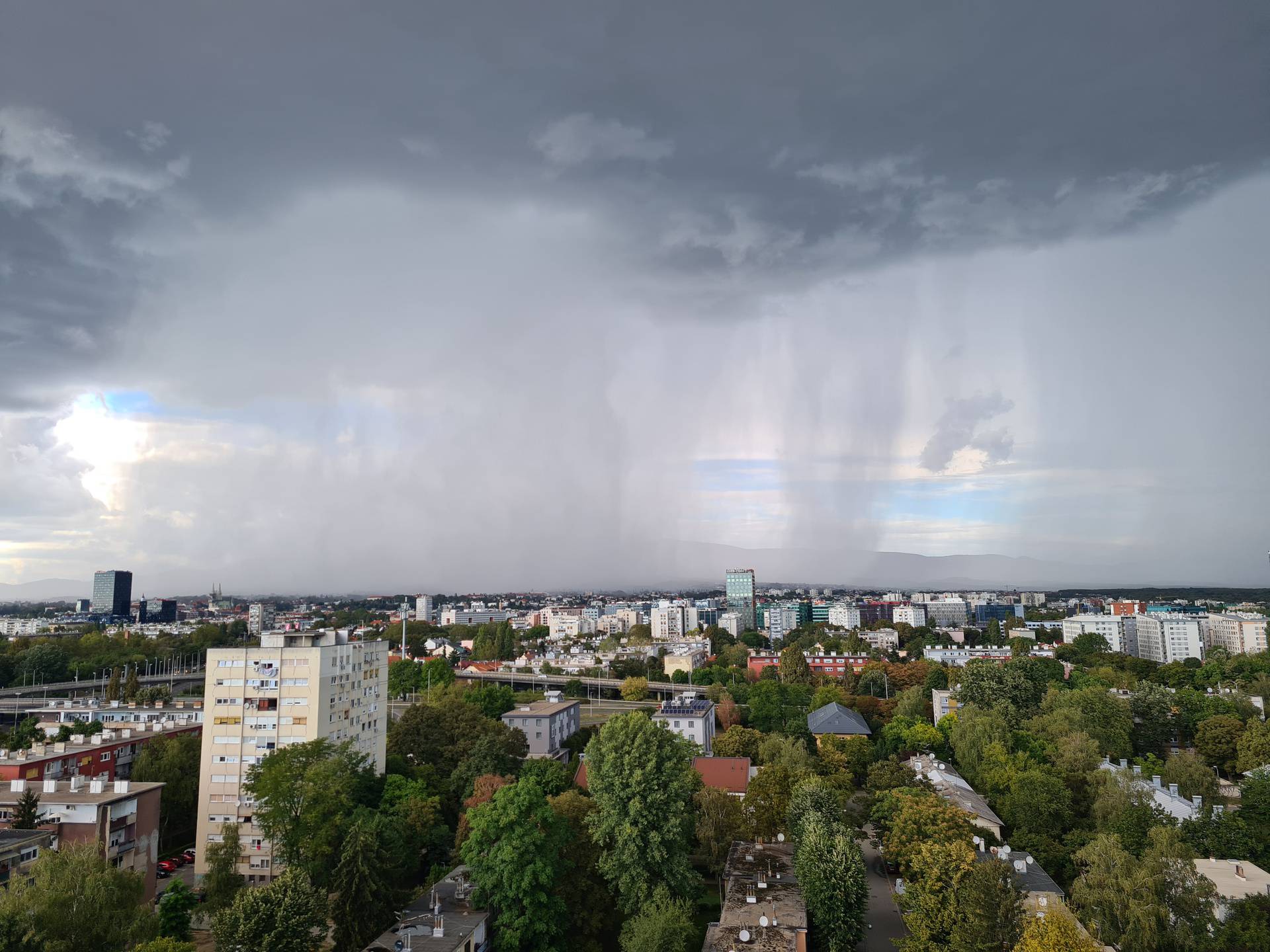 FOTO Čarolija iznad Zagreba: Duga, oluja i munja u isti čas