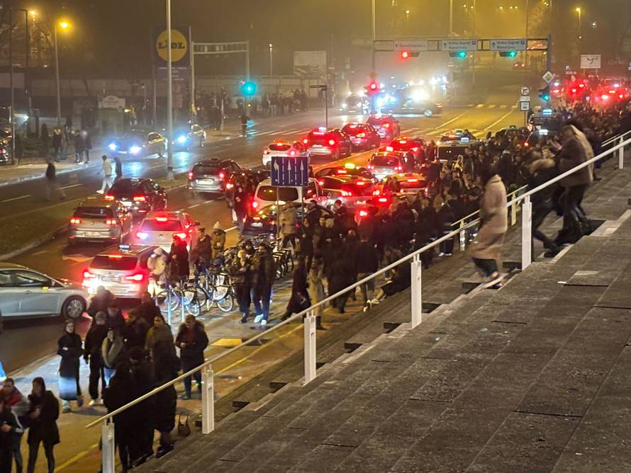 Skandal ispred Arene Zagreb: Nakon Thompsonovog koncerta skupina pjevala 'Ubij Srbina!'
