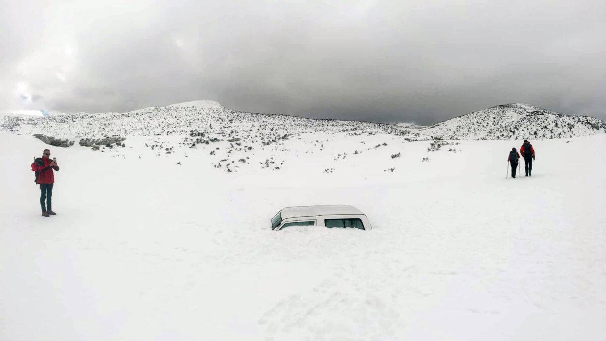 Zanimljiv prizor na Dinari: Auto je skoro cijeli zatrpan u snijegu
