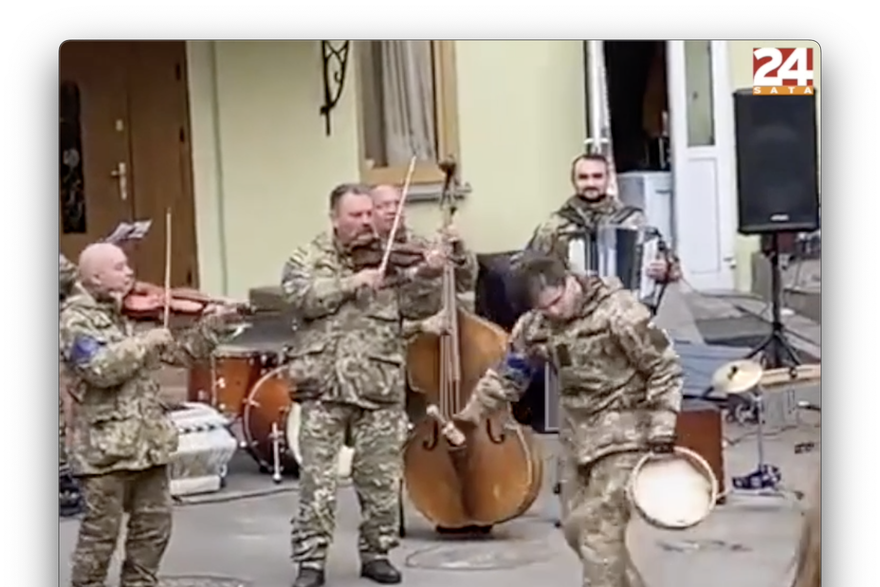 Ratno subotnje poslijepodne u Kijevu: Vojni bend tamburicama i plesom diže moral sugrađanima