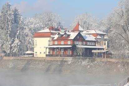 FOTO Snježna idila u Karlovcu: Drveća okovana ledom na -11°C