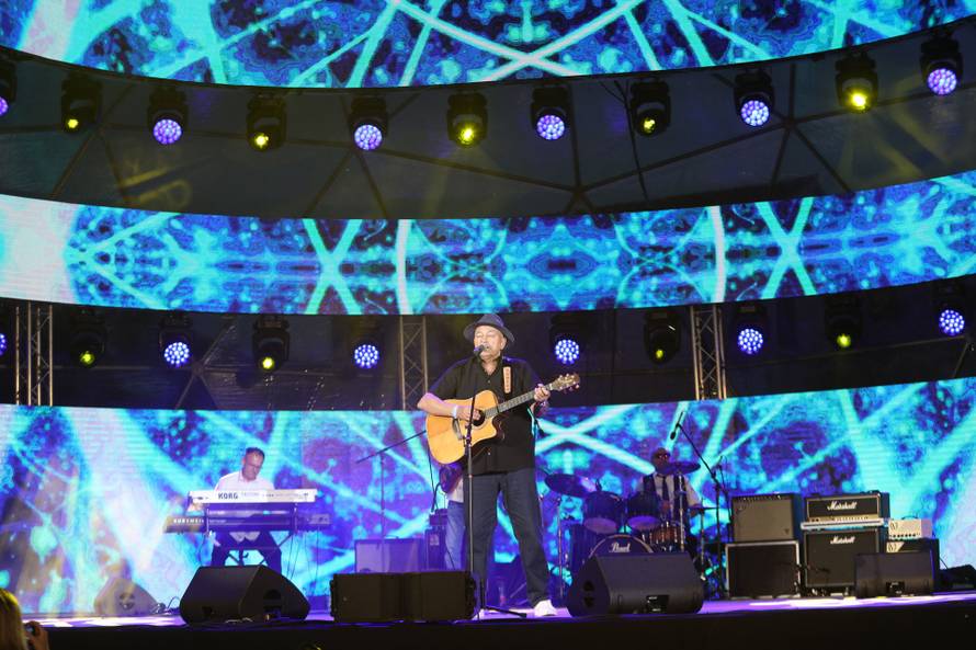 Neda Ukraden haljinom očarala publiku na nastupu u Vodicama