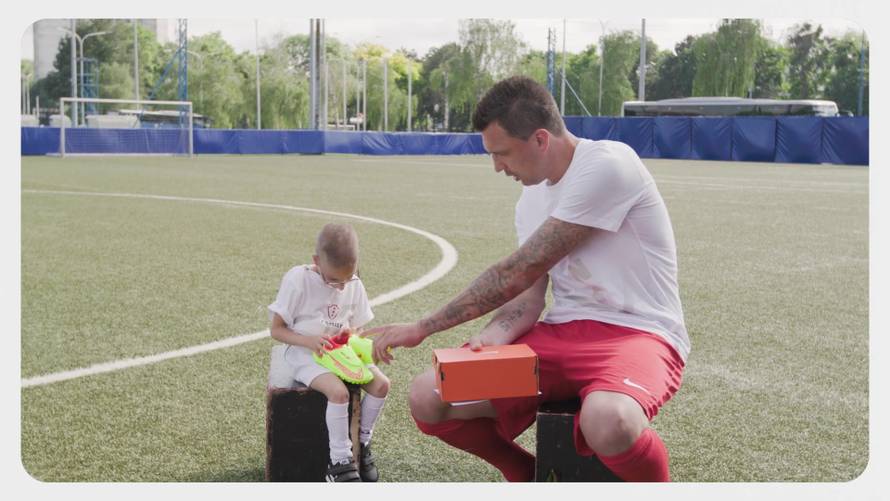 VIDEO Dječak s rijetkom bolešću upoznao idola Mandžu: Gledao sam kad si zabio gol Englezima