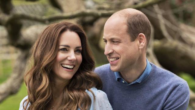 VIDEO Kate je držala bebu u naručju, a William se našalio s time: 'Nemojte joj davati ideje!'