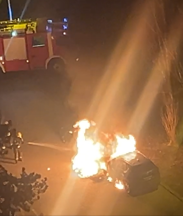 FOTO Auto u Sigetu progutao požar: 'Čule su se detonacije, stakla su nam se tresla...'