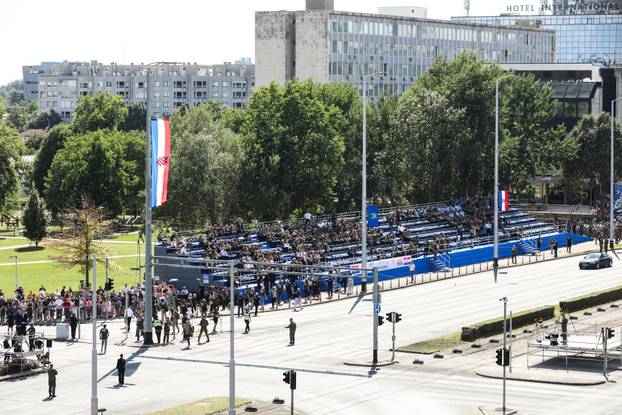 Zagreb: Građani se okupljaju duž trase vojnog mimohoda