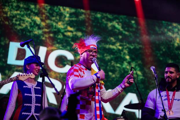 Zadar: Dominik Livaković i Martin Erlića potpisali lopte te ih ispucali u okupljene navijače