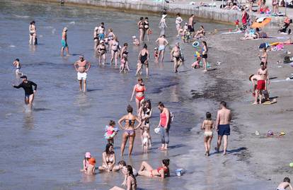 Na Bačvicama danas pravi ljetni dan: Plaža puna od ranog jutra