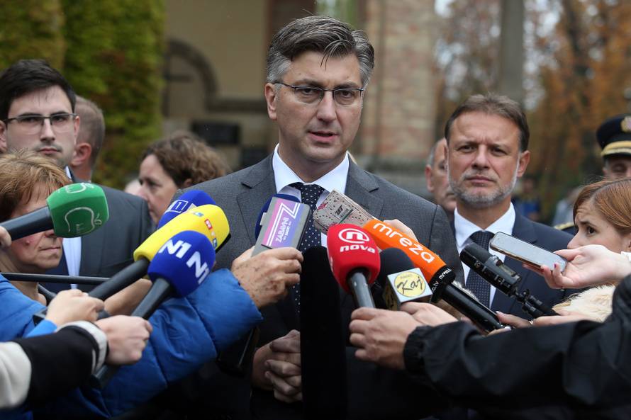 Vlada RH na Mirogoju poloÅ¾ila vijence povodom Dana neovisnosti