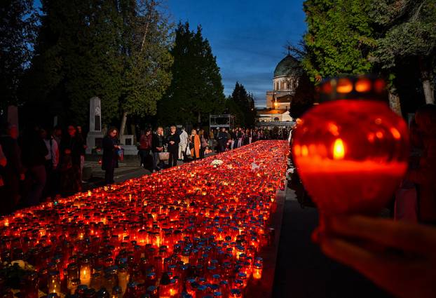 Paljenje svijeća na gradskom groblju Mirogoj