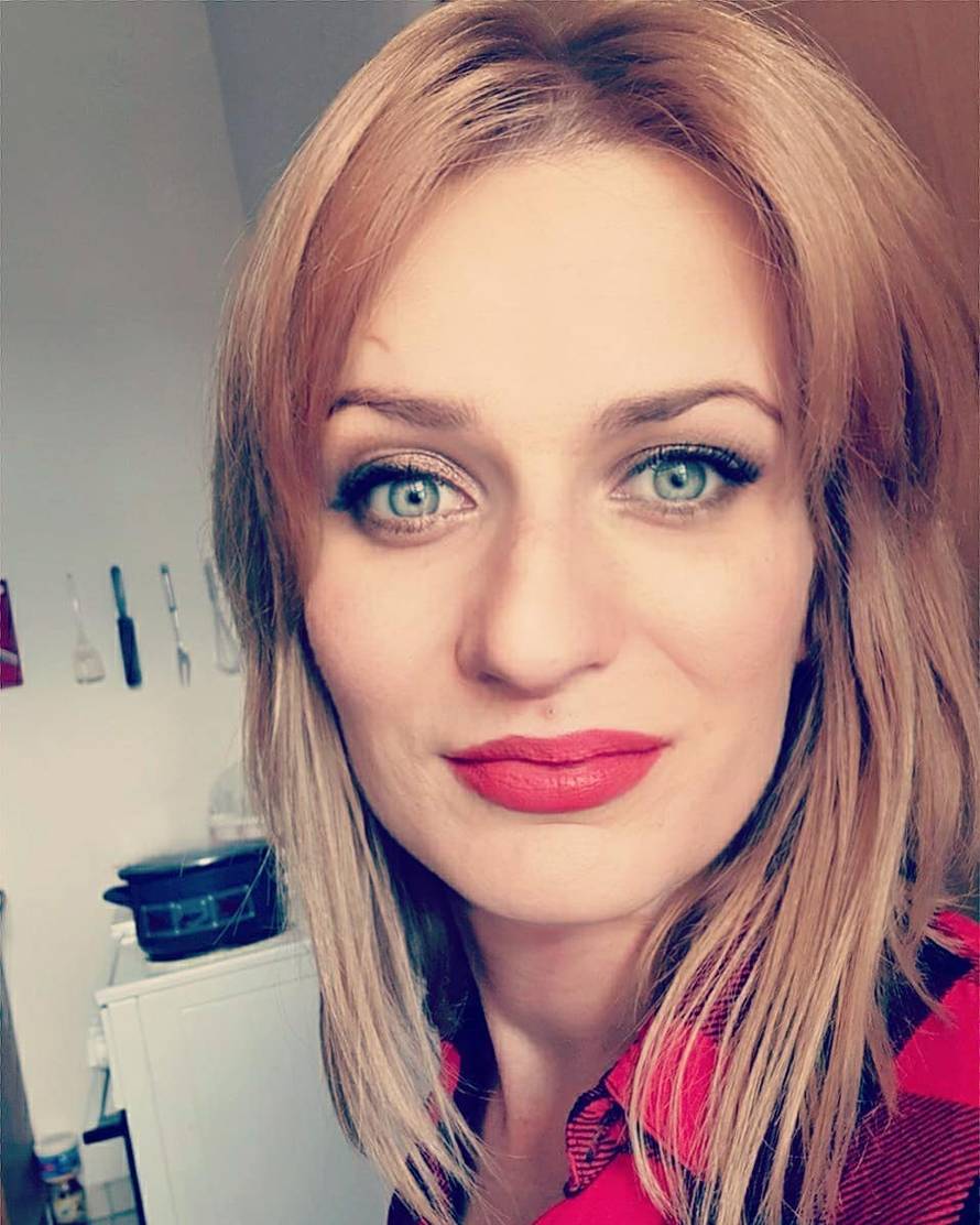 Sandra je sretna u vezi: S 10 godina mlađim uživa na moru