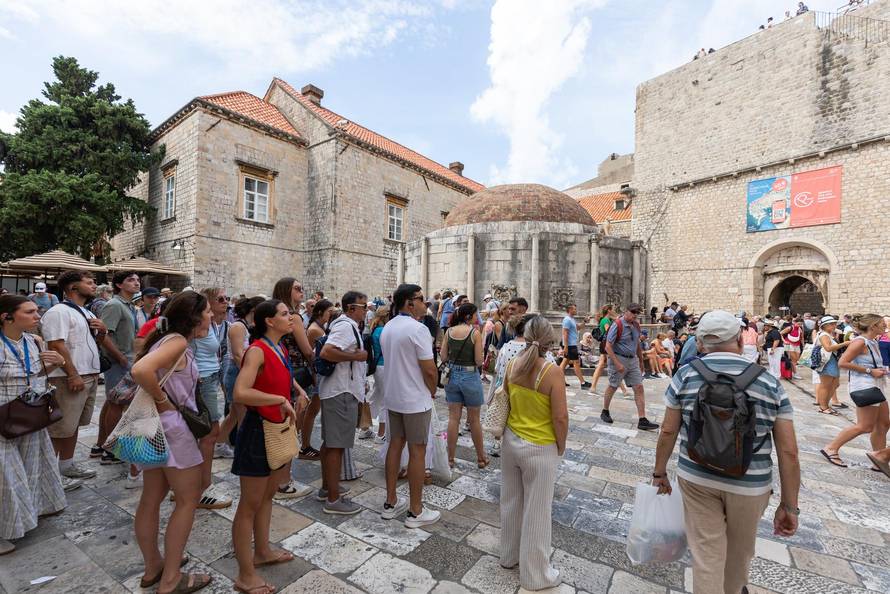 Dubrovnik: Stara gradska jezgra puna je turista 
