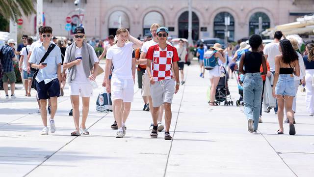 Split: Turistički brodovi i turisti na rivi u sve većem broju iz dana u dan