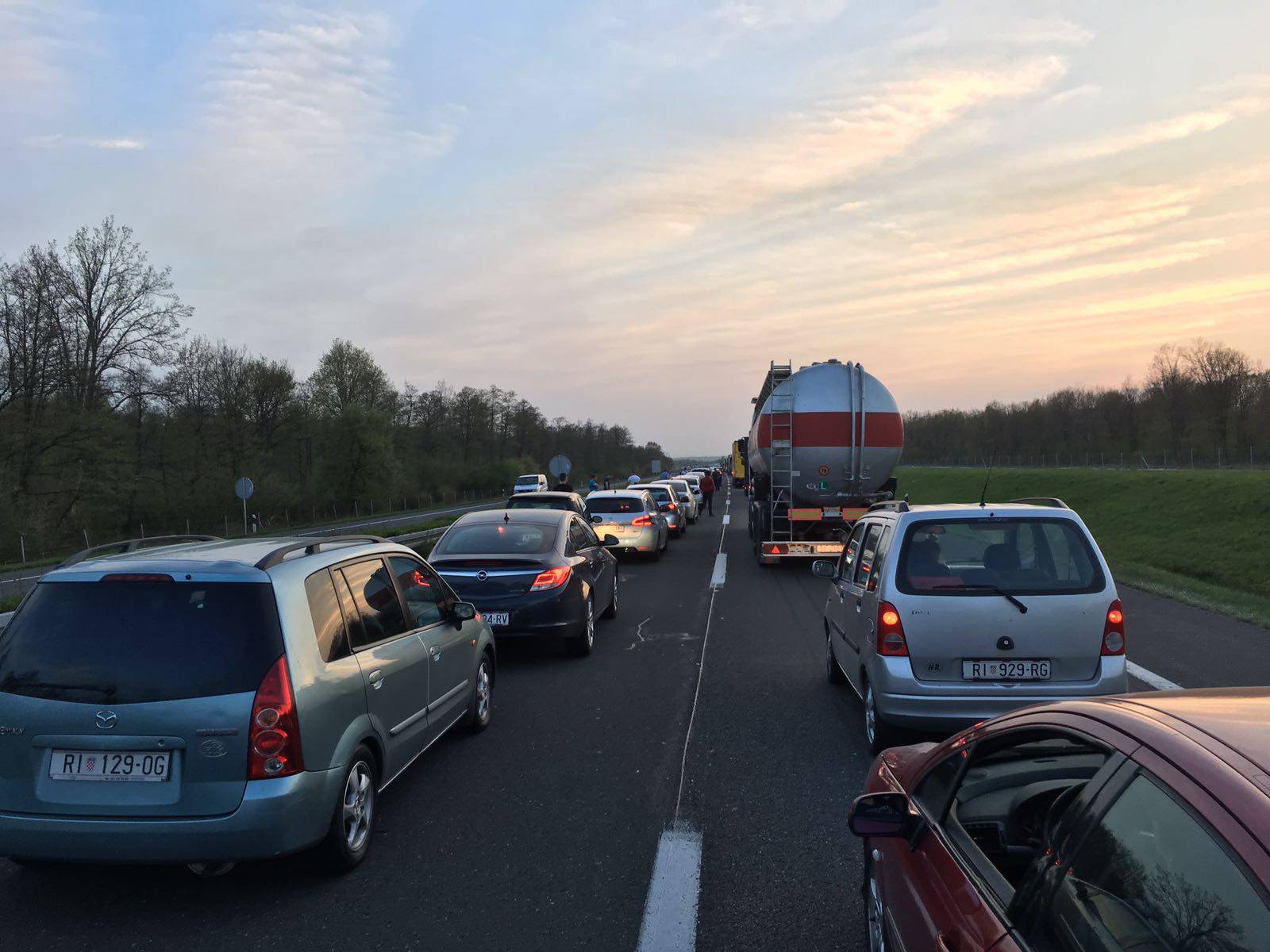 Teška nesreća: Mazda se zabila u stup pa više puta okrenula