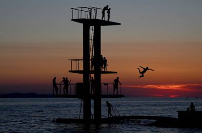 FOTO Nevjerojatno lijepi prizori iz Zadra: Skakali u smiraj dana