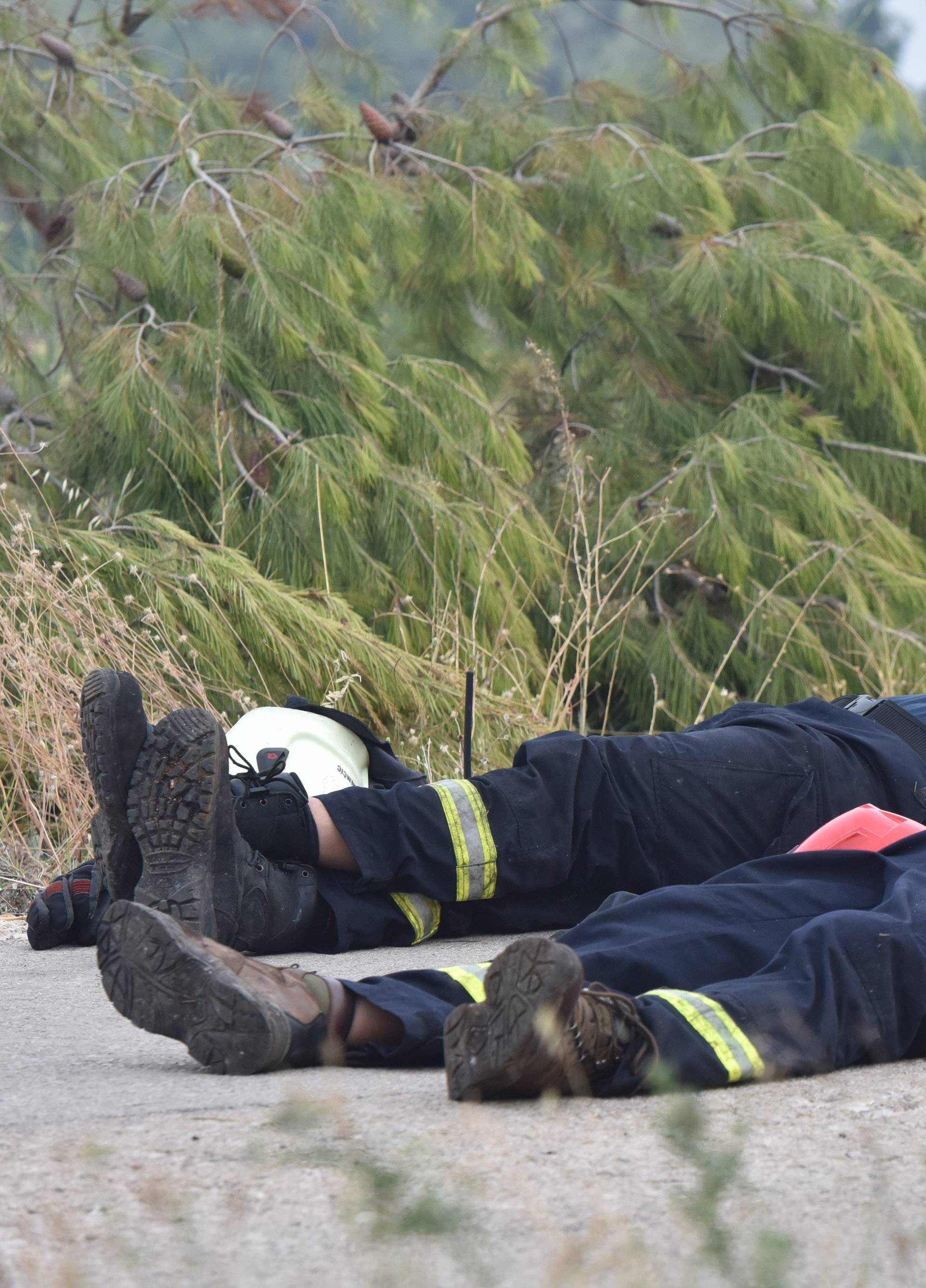 Oni su naši heroji: Cijelu noć su se borili pa zaspali na asfaltu...