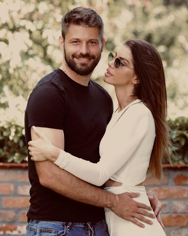 FOTO Koga ljubi Petković? Bila je to ljubav na prvi intervju, Iva ga je zavela pred kamerama