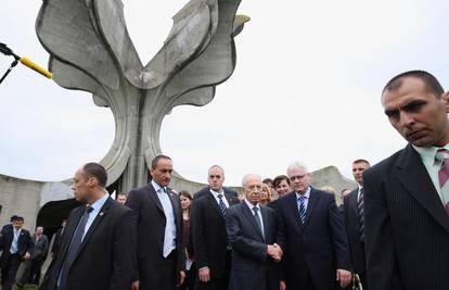 Peres i Josipović: Ovakav zločin se ne smije ponoviti