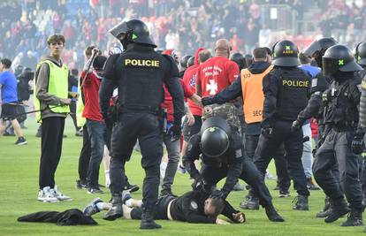 VIDEO Grozne scene u Češkoj: Letjele boce po terenu, huligani se potukli nakon finala Kupa