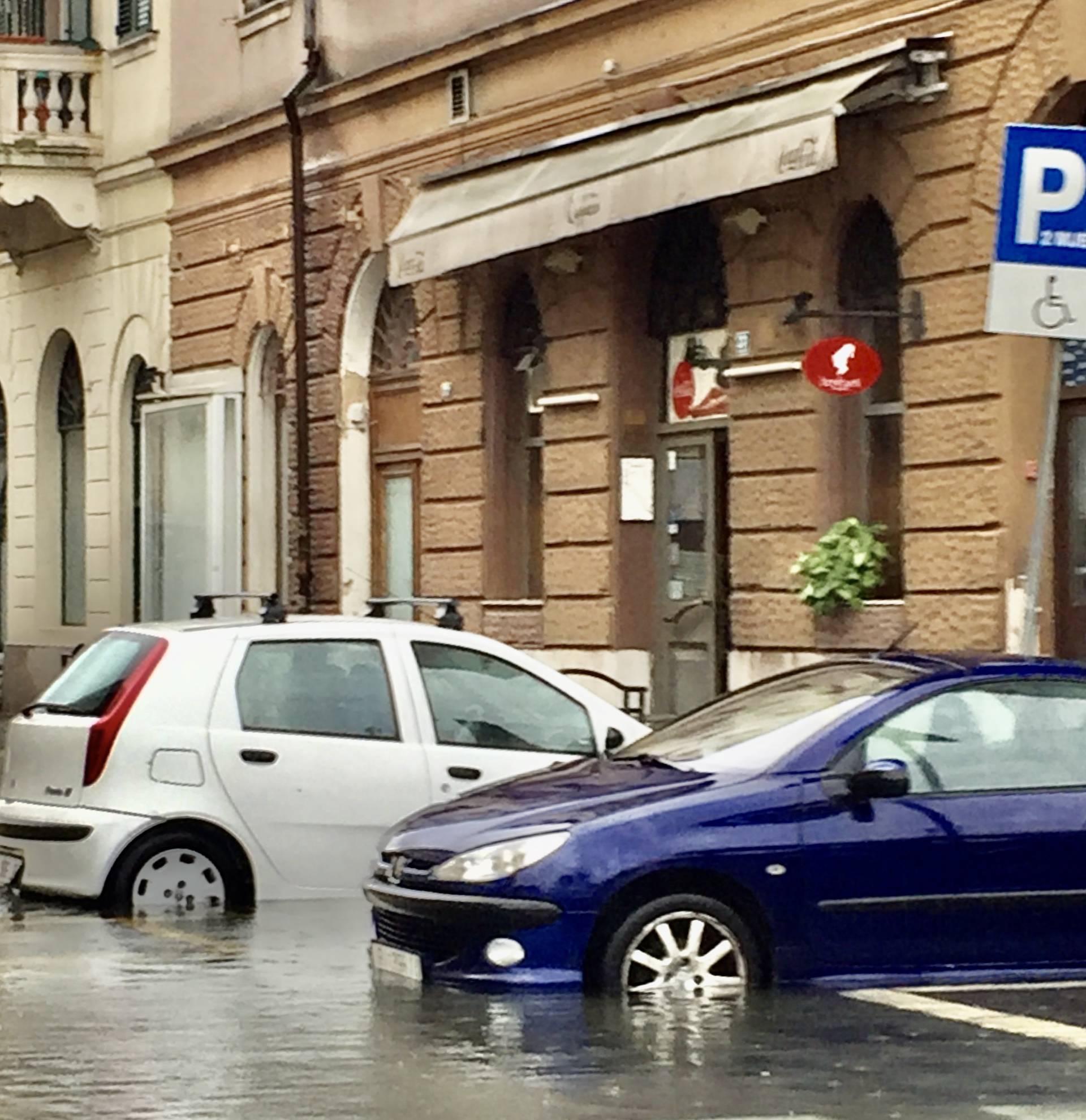 Rijeka u poplavi, ljudi do posla putuju daskom za surfanje