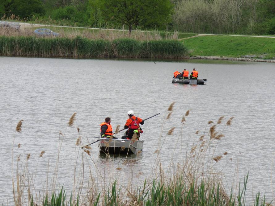 Skočio u jezero, zaplivao i više se nije pojavio: Traži ga i HGSS