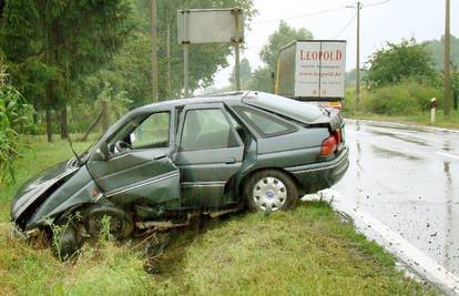 Vozač pretjecao, pa udario u most i teško se ozlijedio