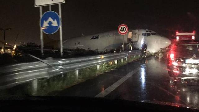 Nesreća u Italiji: Zrakoplov je po slijetanju završio na - cesti