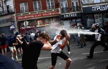 Policija u Lilleu suzavcem je smirivala agresivne Engleze
