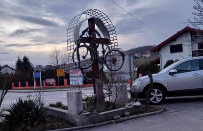 FOTO U Bedekovčini šokirani. Netko stavio bicikl na raspelo: 'Ovo nije smiješno, žalosno je!'