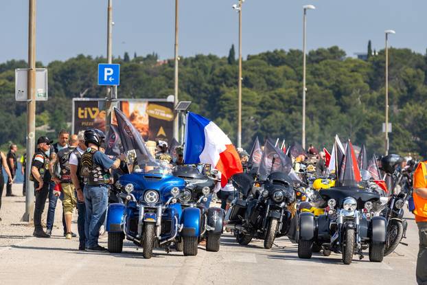 Nekoliko tisuća vlasnika Harley Davidsona prolazi kroz Pulu u defileu