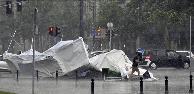 Šatorsko naselje ispred Narodne skupštine Republike Srbije nije izdržalo nevrijeme koje je pogodilo Beograd